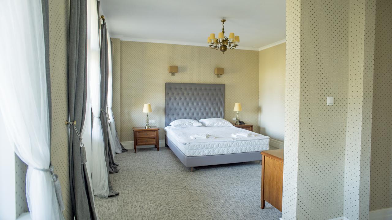 Palac Kobylniki Hotel Obrzycko ภายนอก รูปภาพ