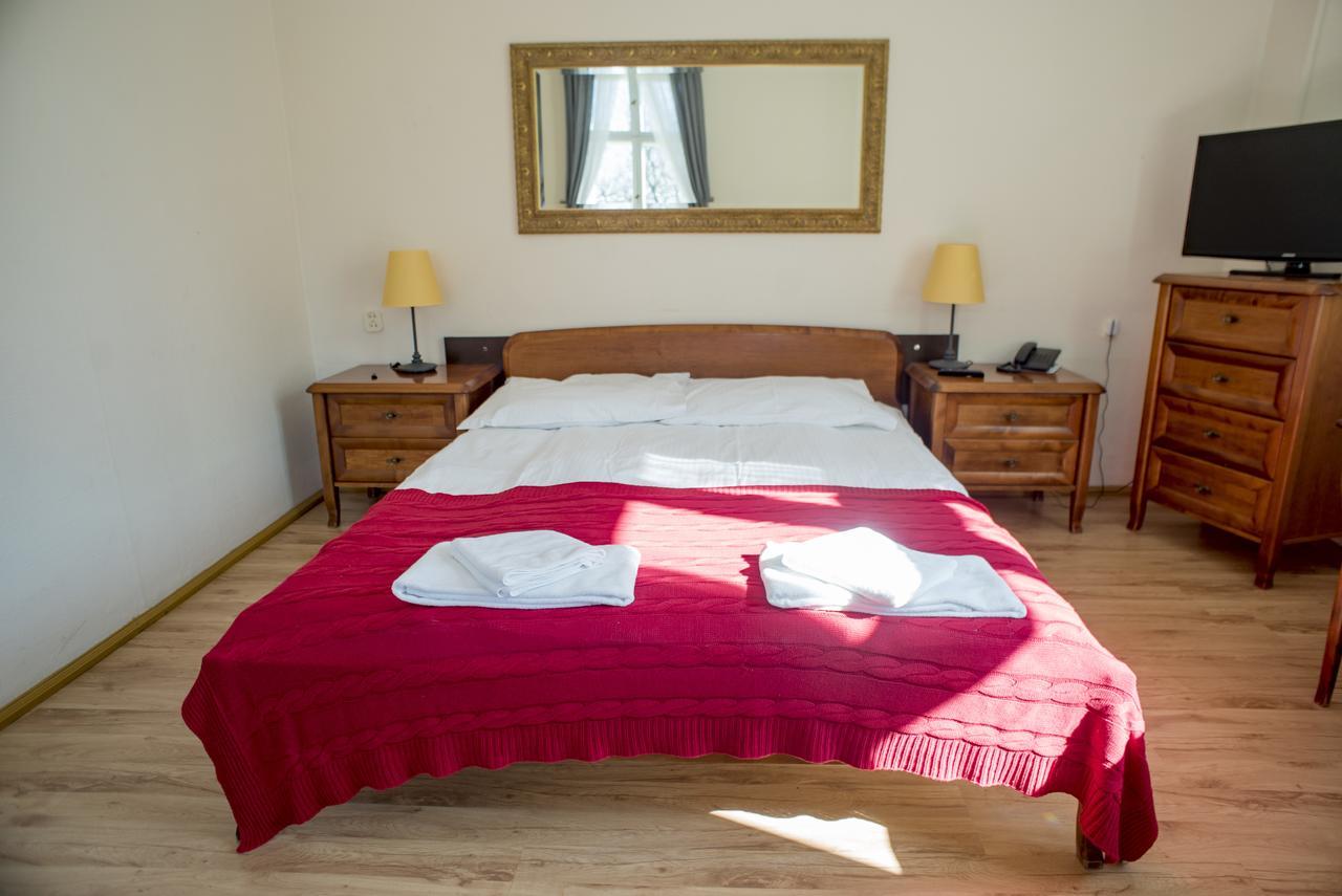 Palac Kobylniki Hotel Obrzycko ภายนอก รูปภาพ