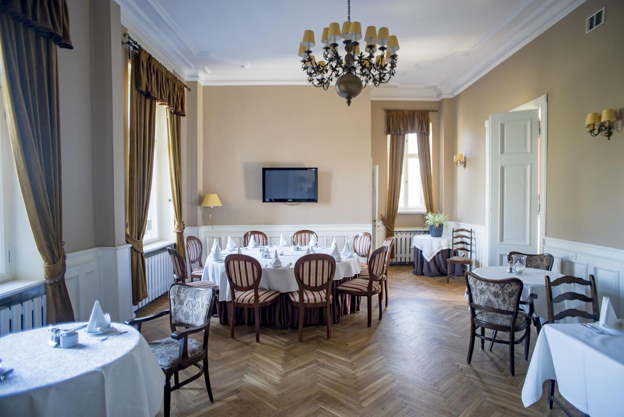 Palac Kobylniki Hotel Obrzycko ภายนอก รูปภาพ